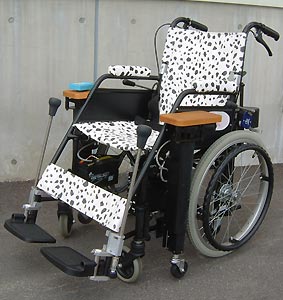 Elektrikli kaldırma kollarına sahip tekerlekli sandalyeler